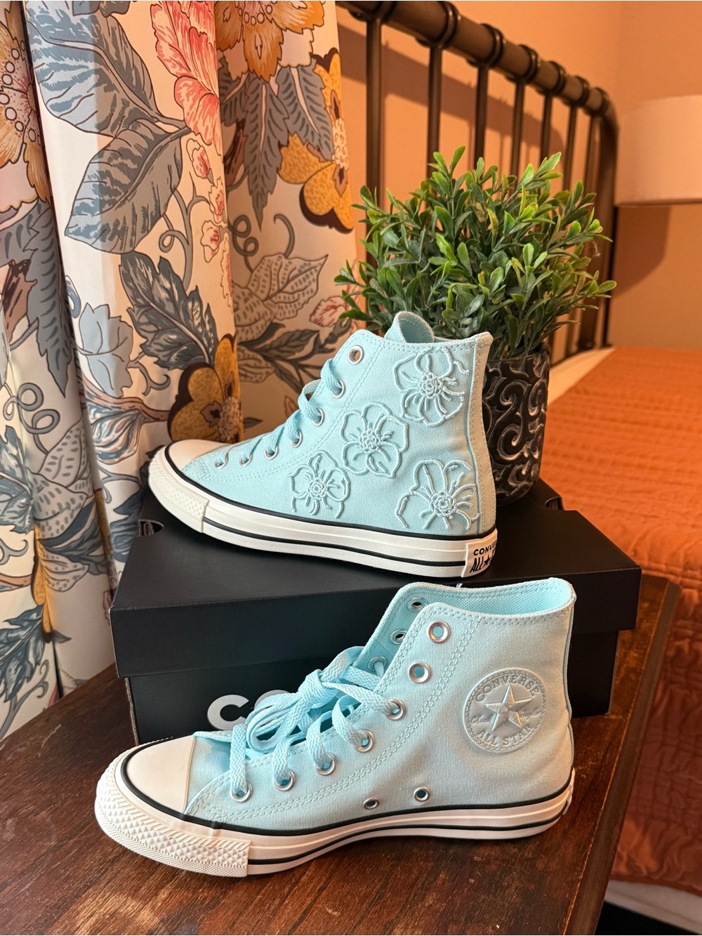 NEW!! RARE ADORABLE EMBROIDERED CONVERSE!!